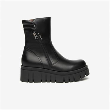 NeroGiardini Diagonal Zip Chunky Boot - Black Leather